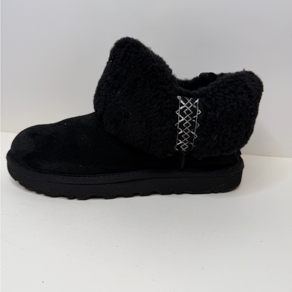 UGG Women's Classic Ultra Mini Braid Black Fold-Over Shearling Bootie size 6